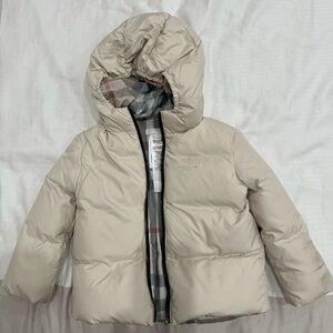Burberry boy’s puffer jacket with hoodie in a cream color.